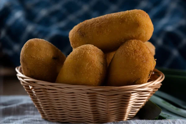 Bolinho-de-Mandioca-de-3-Ingredientes-Simples-e-Saboroso