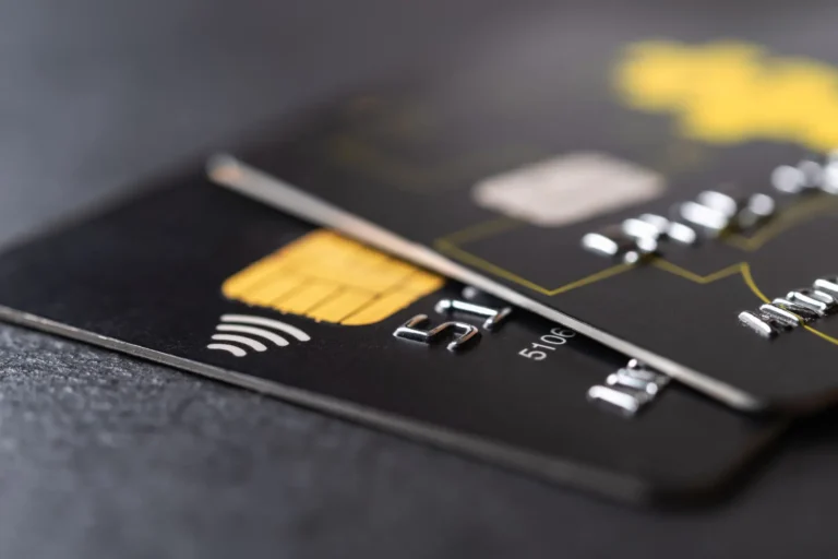 Cartão de Crédito C6 Carbon Mastercard: Pontos Sem Expiração, Salas VIP e Benefícios Black